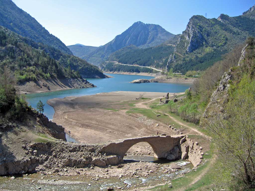 Pantà d'Escales sur la Noguera Ribagorçana et ru...